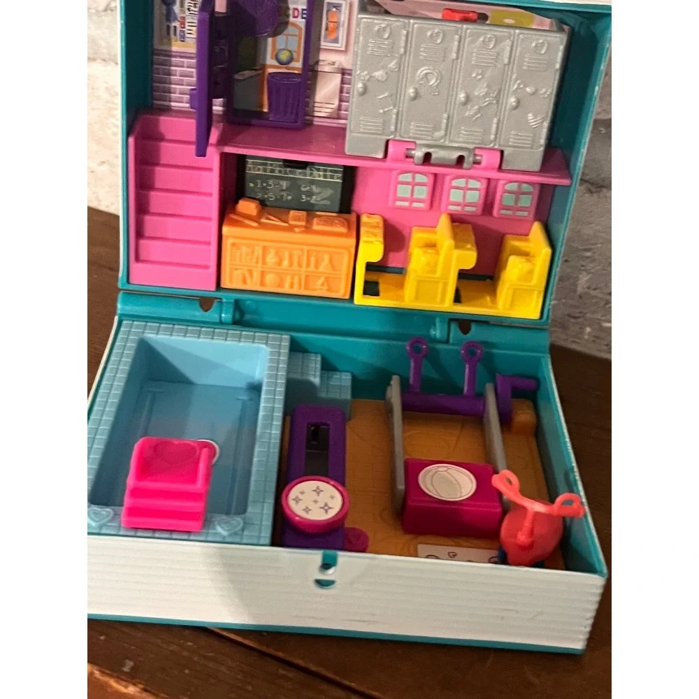 Polly Pocket Mini Middle School compact playset Includes one Polly